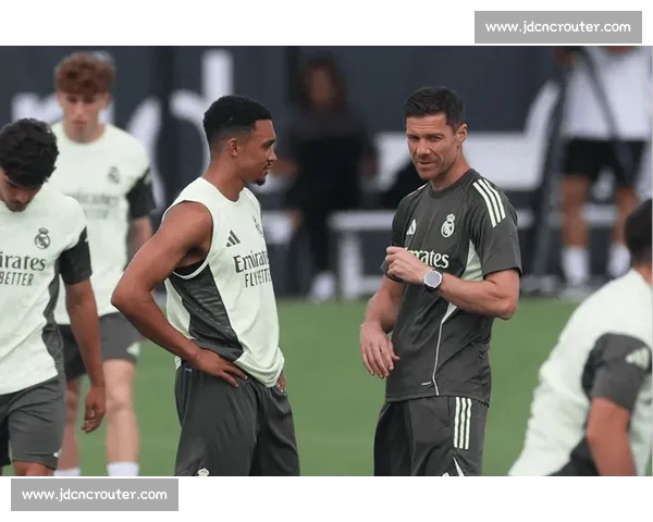 阿隆索皇马首秀温情时刻：爱妻助阵，伯纳乌见证新章